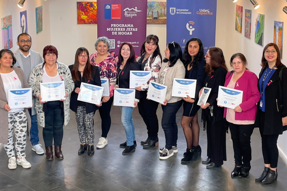 Grupo de mujeres de Hualpen con sus certificados