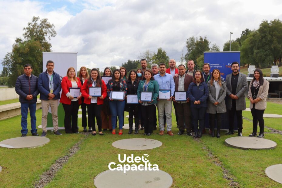 grupo de participantes y autoridades CMPC Y UDEC CAPACITA
