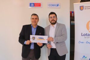 Rector del CFT Lota Arauco y Jorge Bizama de UdeC Capacita junto a la placa conmemorativa
