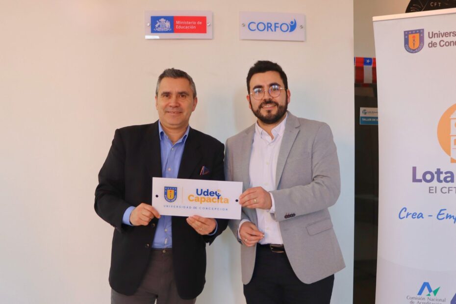 Rector del CFT Lota Arauco y Jorge Bizama de UdeC Capacita junto a la placa conmemorativa