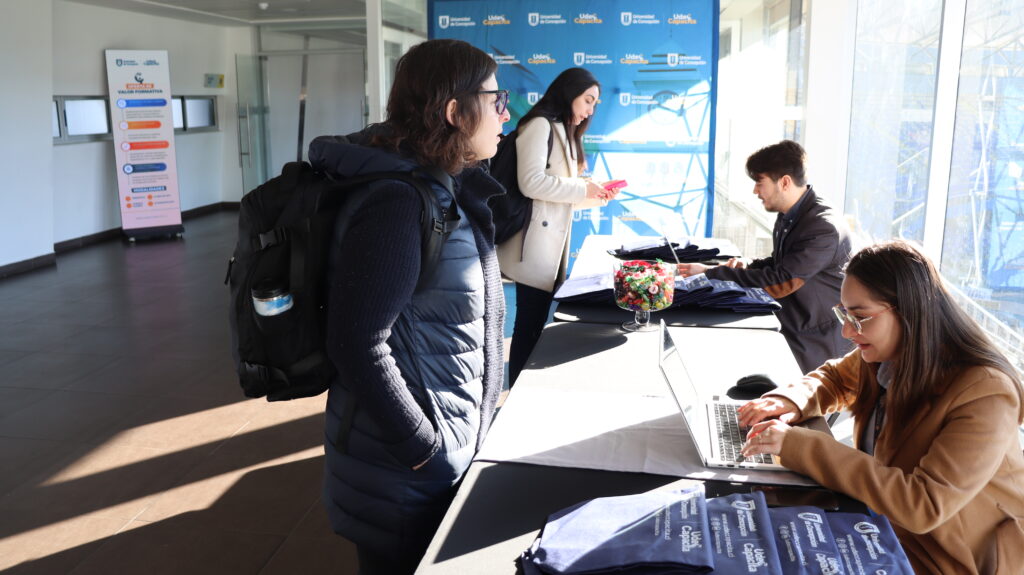 Participantes acreditándose en el ingreso al workshop Working Genius Concepción