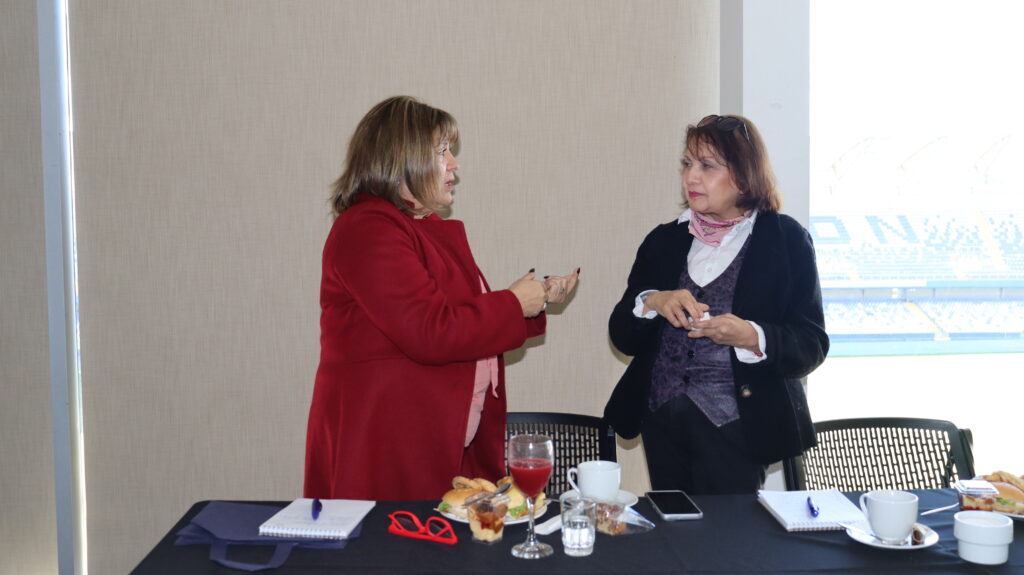 Dos participantes conversando en el workshop Working Genius Concepción