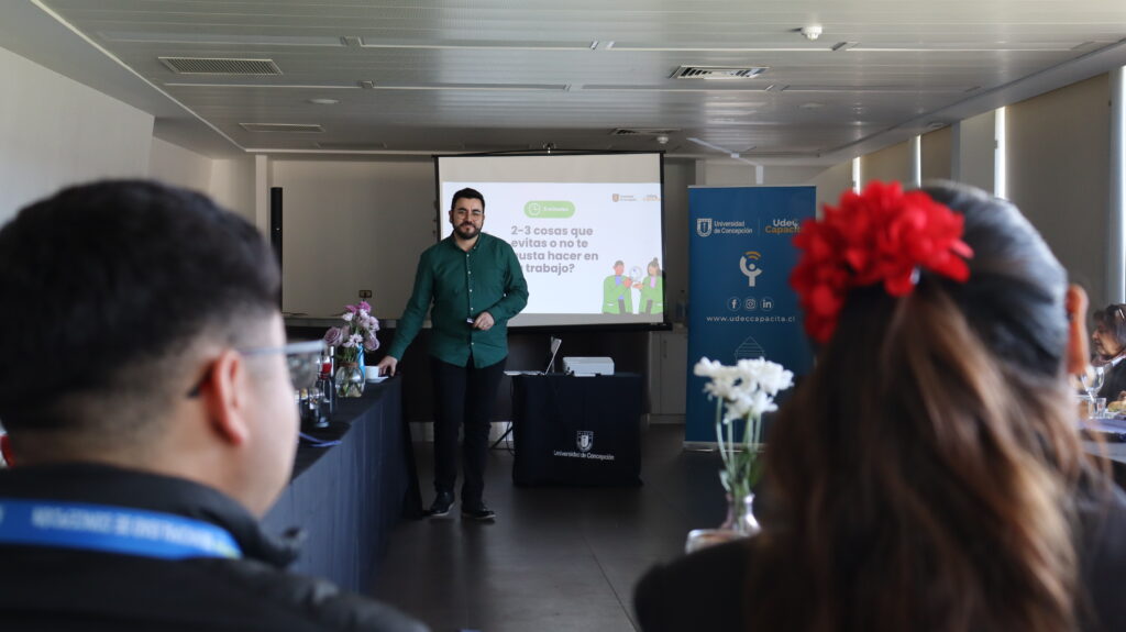 Representantes de empresas observan la explicación del sus talentos