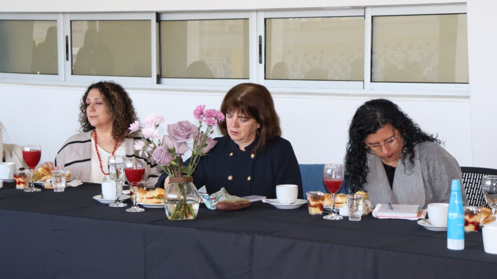 Participante leyendo concentrada su informe de talentos