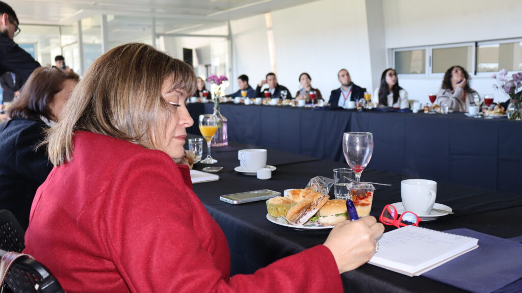 Participante escribiendo apuntes durante el workshop Working Genius Concepción