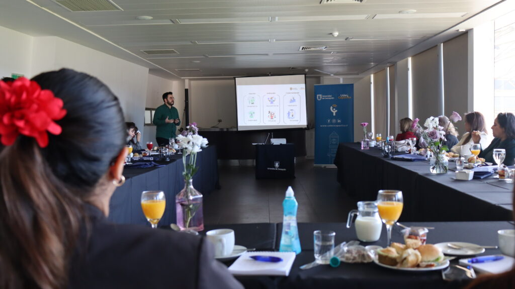 Jorge Bizama explicando talentos en workshop Working Genius Concepción