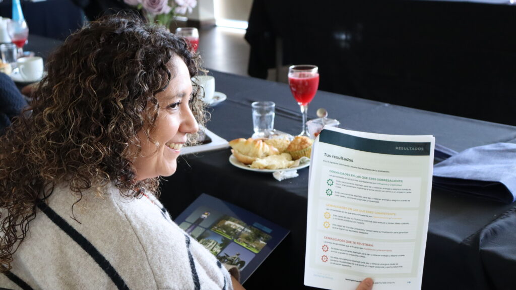 Participantes revisando diferentes secciones de sus informes de talentos