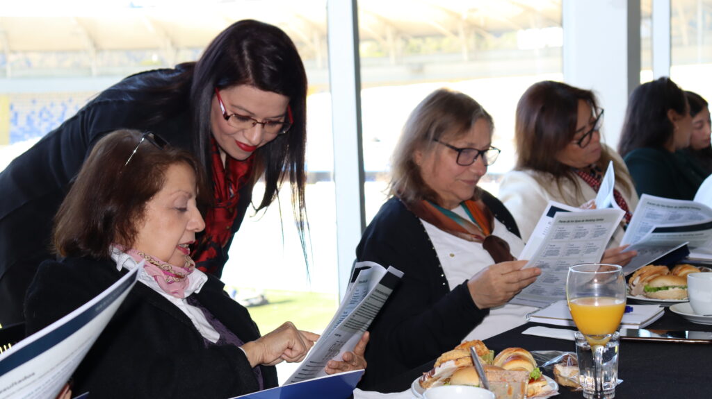 Rosemarie Caro conversando con participantes sobre resultados del test Working Genius