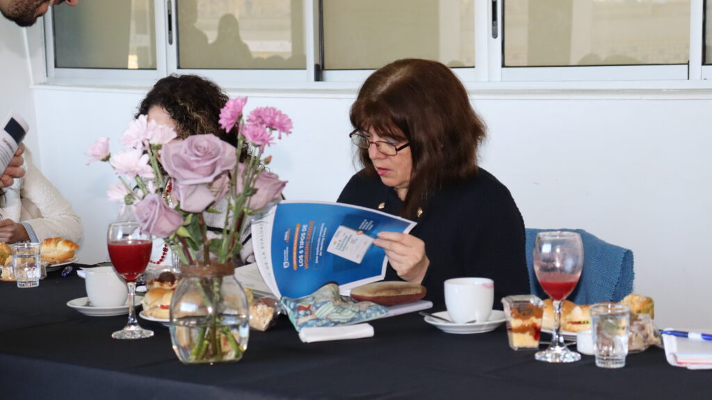 Participante abriendo informe del test Working Genius en Concepción