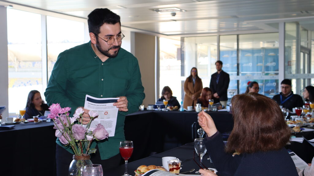 Jorge Bizama apoyando a participantes en comprensión de resultados Working Genius