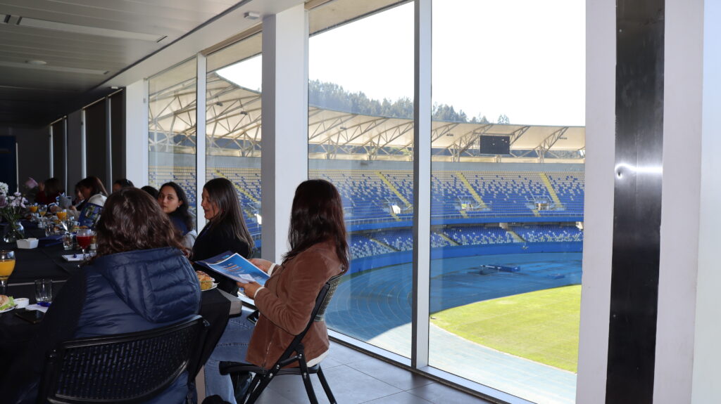 Participantes con vista panorámica al Estadio Ester Roa en el workshop