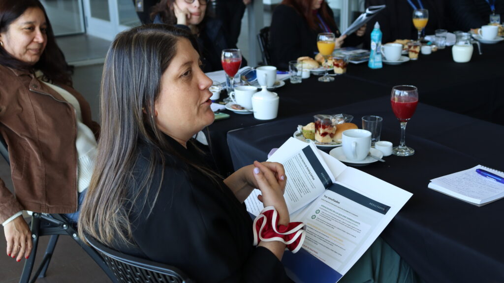 Participante compartiendo su opinión sobre talentos en el workshop Working Genius Concepción