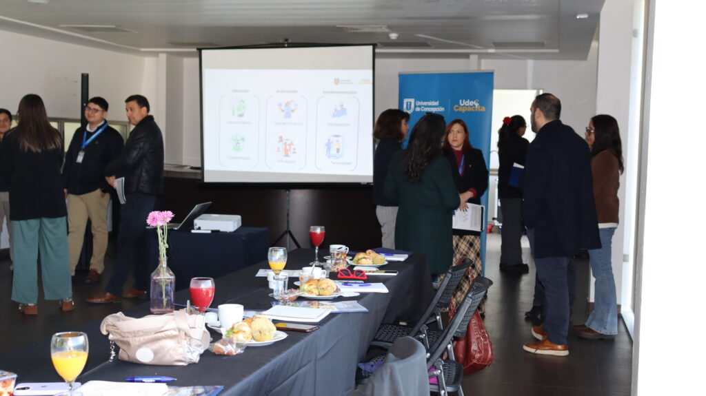 Participantes en grupos por talentos en el workshop Working Genius Concepción