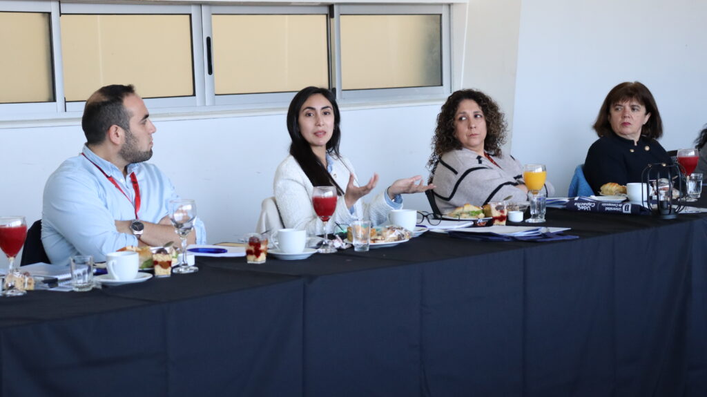 Participantes compartiendo desayuno en el workshop Working Genius Concepción