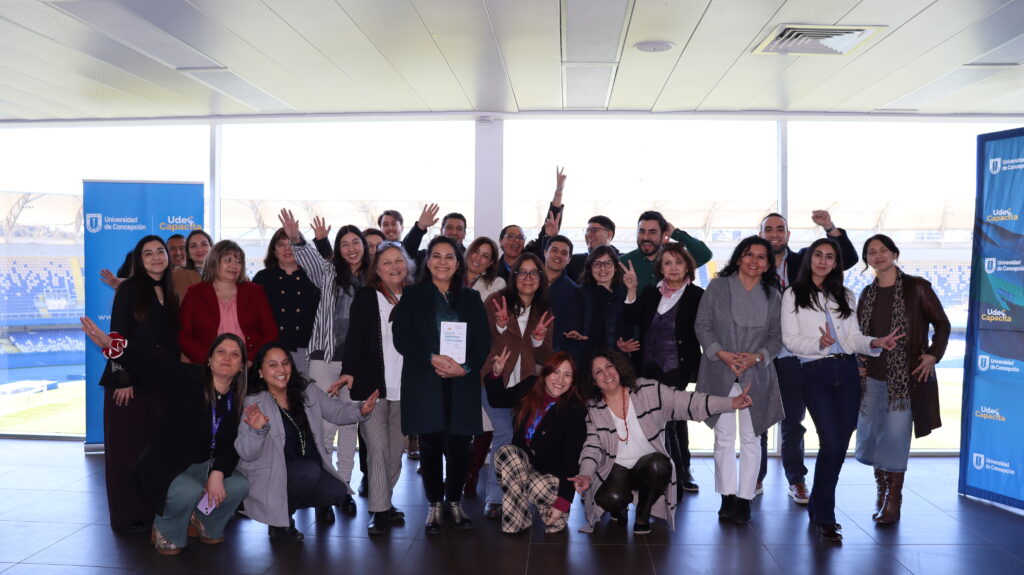 Foto grupal del workshop Working Genius Concepción con participantes y equipo UdeC Capacita