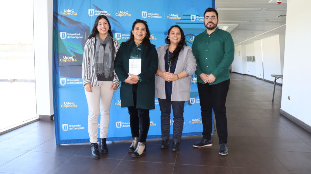 Jorge Bizama en foto grupal con participantes del workshop Working Genius Concepción
