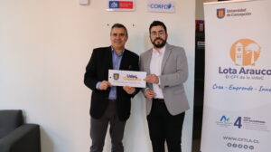 Rector del CFT Lota Arauco y Jorge Bizama presentan la placa conmemorativa en UNITEC