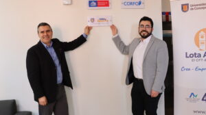 Rector del CFT Lota Arauco y Jorge Bizama de UdeC Capacita junto a la placa conmemorativa