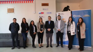 Equipos de CFT Lota Arauco y UdeC junto a la placa conmemorativa